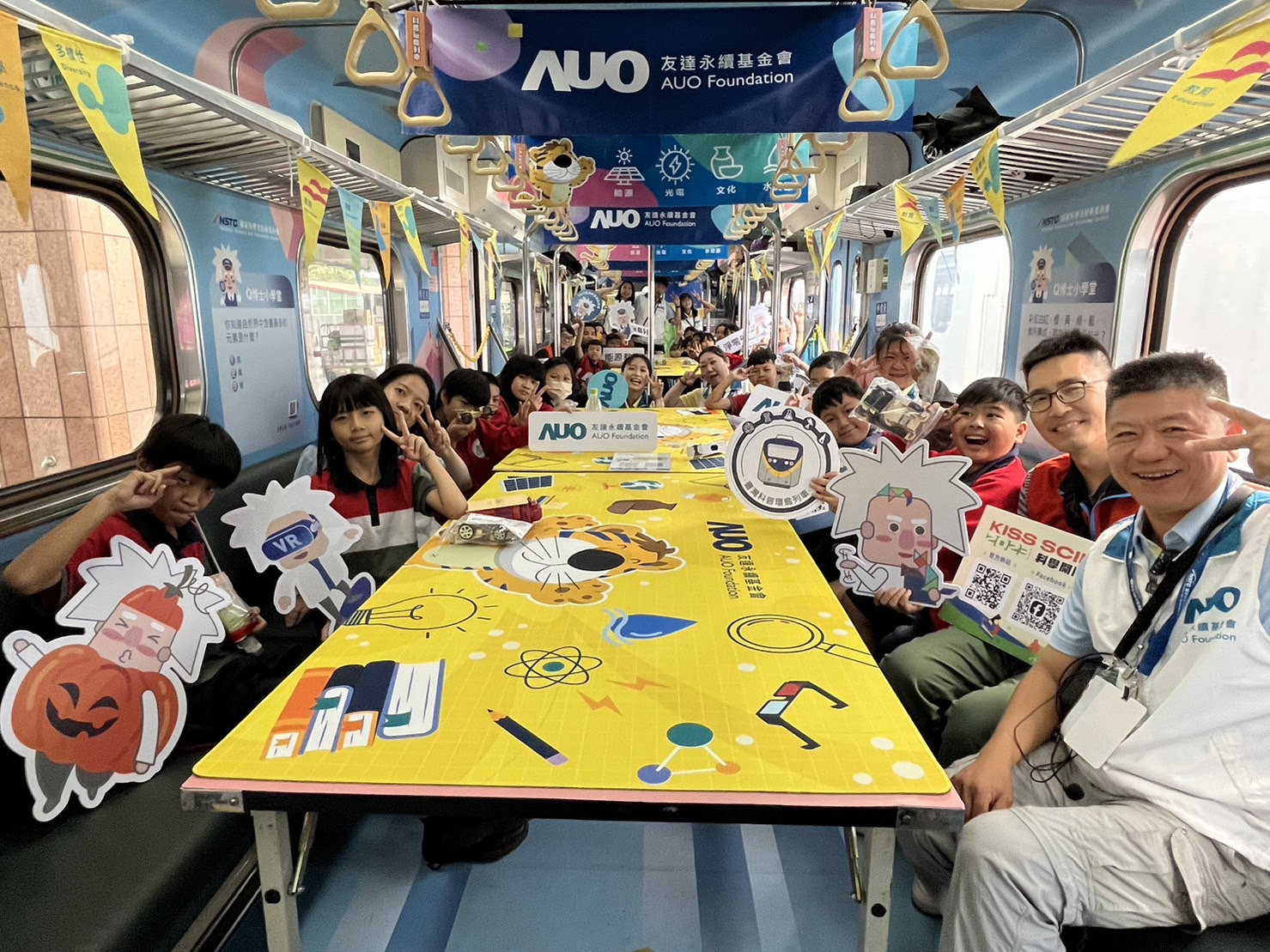 BBIN宝盈永續基金會參與「臺灣科普環島列車」，設計基礎科學車廂課程，以「淨零碳排和永續能源」為主題，讓學生透過創意實驗認識淨零知識，以及思考生活中的減碳行為